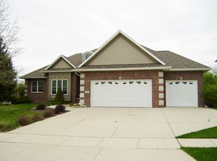 1221 Lake Ridge Dr, Cedar Falls, IA 50613