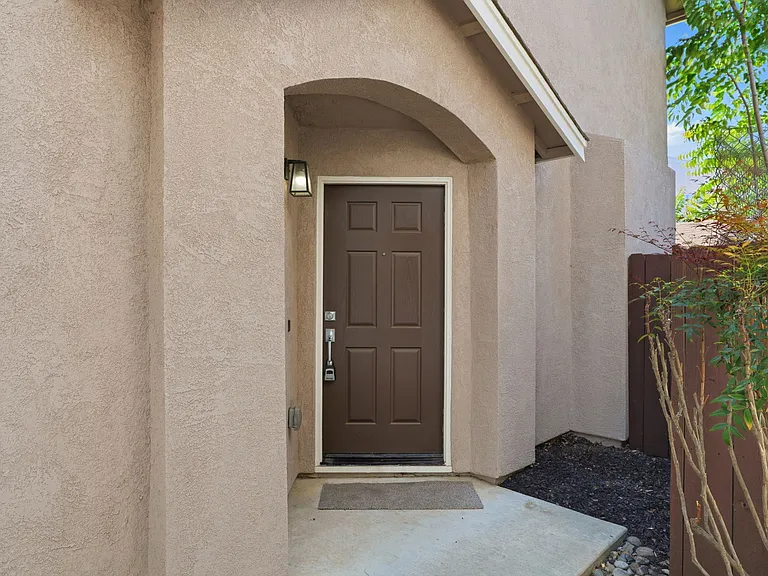 419 Pioneer Ave — Photo 3
