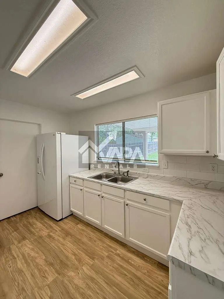 3 bed, 2.5 bath, 1582 sqft, $2,100 — Photo 4