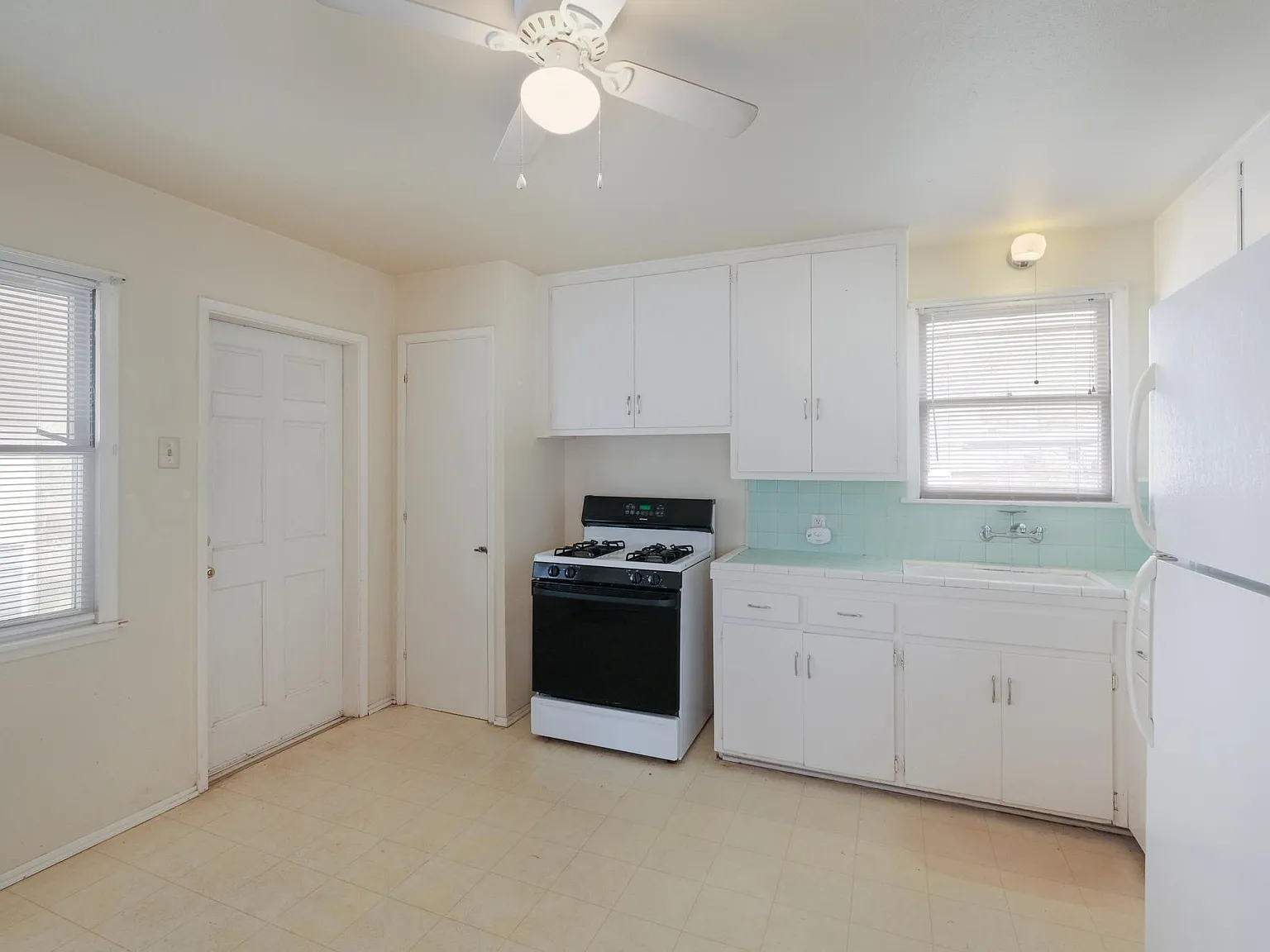 327 Olney Dr — Photo 3