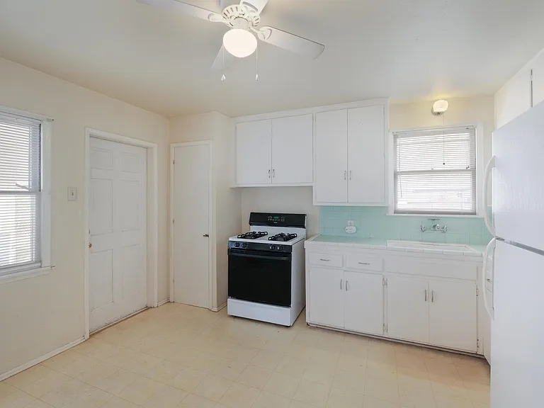 327 Olney Dr — Photo 3