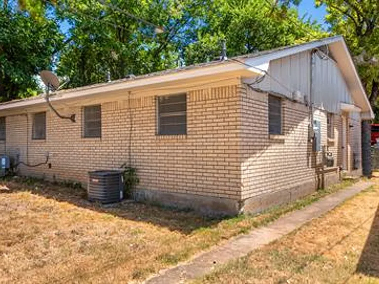 818 W Texas St — Photo 52