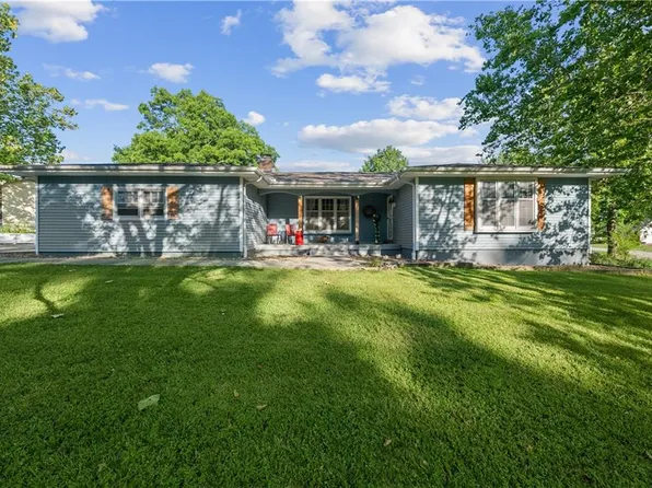 513 Brown Circle Dr, Osawatomie, KS 66064