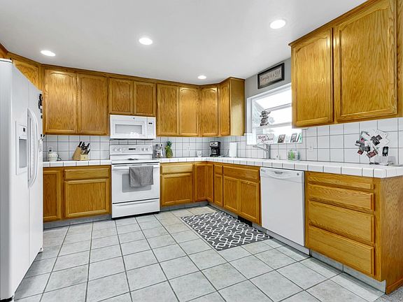 2nd image of 8150 Lakeview Ln