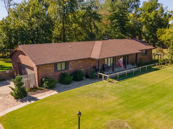 108 Oaklawn Cir, Energy, IL 62933