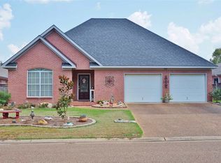 557 Spring Lake Dr, Pearl, MS 39208