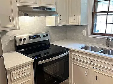 601 Larkin Ln — Photo 4