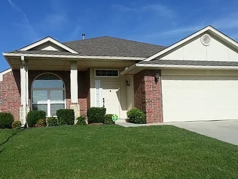 1009 Harvest Dr — Photo 1