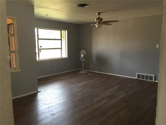 3rd image of 1504 Cloverdale Dr