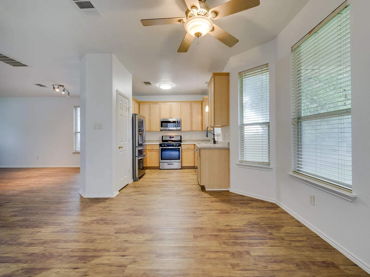 3 bed, 2.5 bath, 2338 sqft, $2,500 — Photo 4