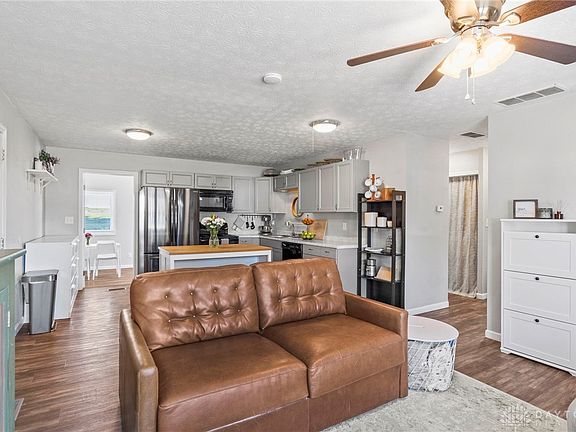 4th image of 804 W Richard Dr
