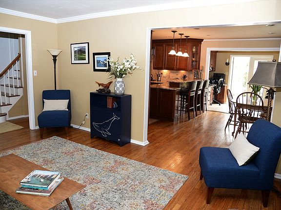 4th image of 153 New Hyde Park Rd