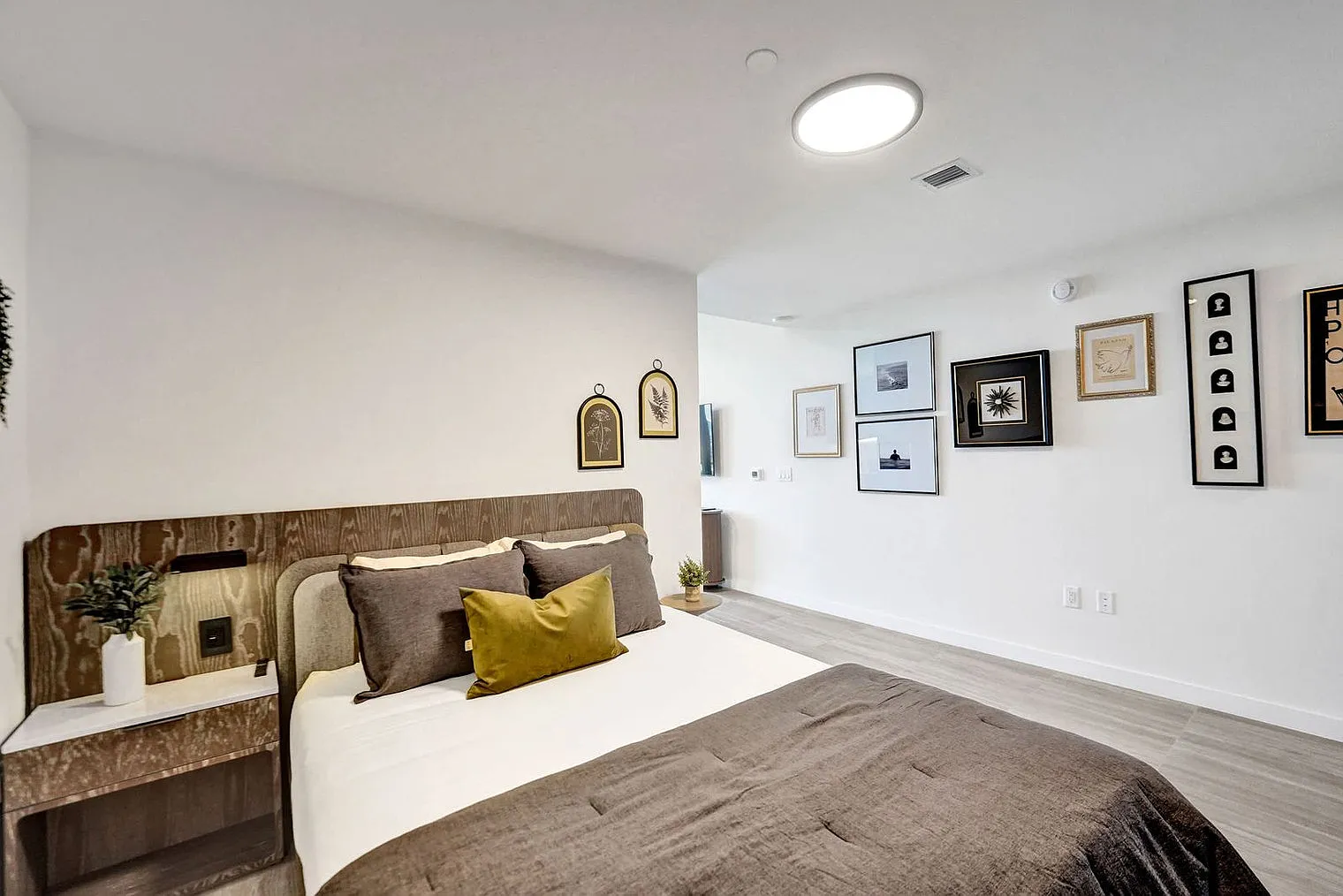 1 bed, 1.0 bath, 484 sqft, $6,232 — Photo 4