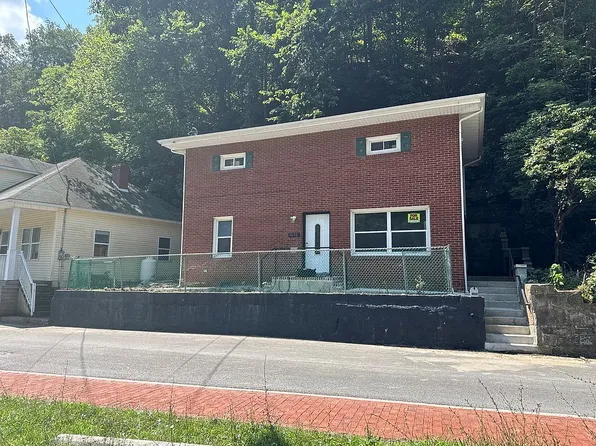 1098 Walnut St, Grundy, VA 24614