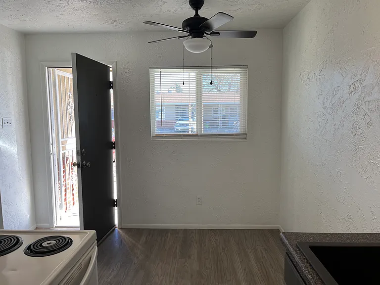 Modern & Spacious 1 Bedroom Apts - Quality SE Community — Photo 6