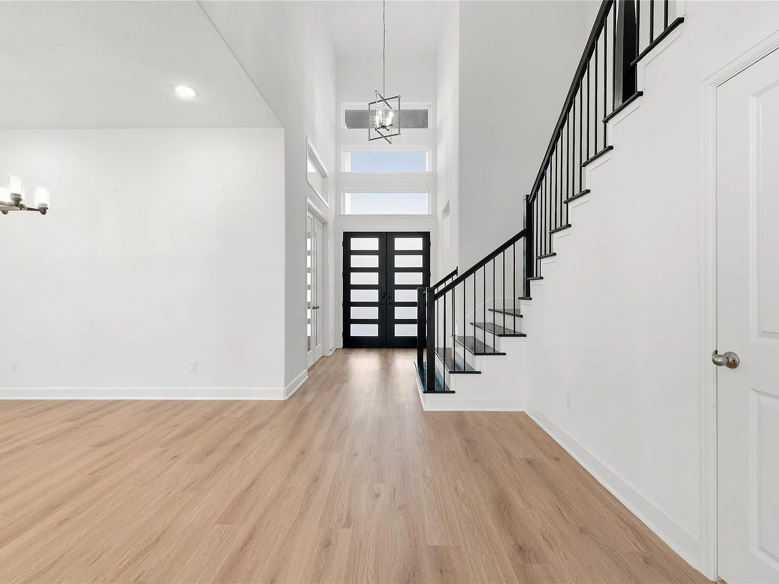 4 bed, 4.5 bath, 4320 sqft, $5,000 — Photo 3