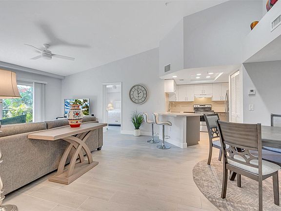 4th image of 2119 SE 10th Avenue #907