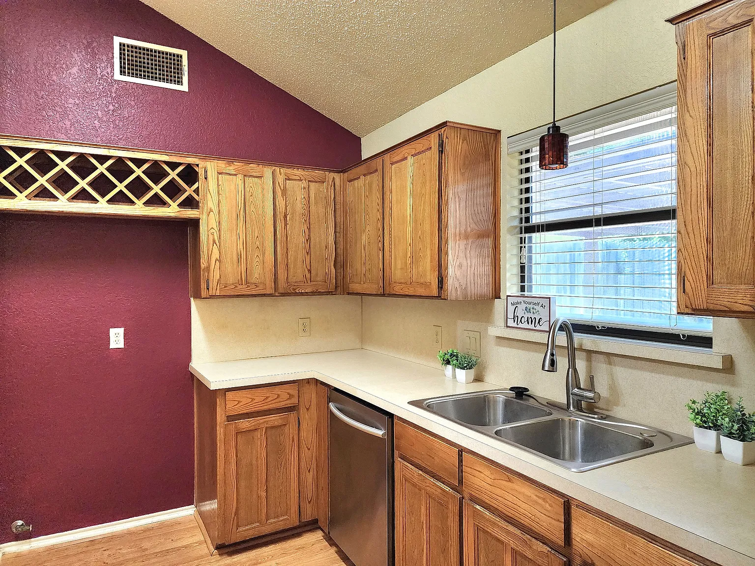 3 bed, 1298 sqft, $2,000 — Photo 4