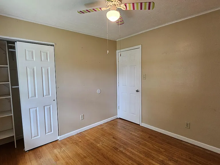 109 Valley Ct — Photo 2