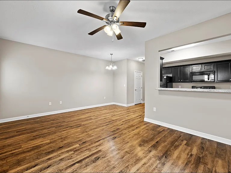 730 Village Creek Dr — Photo 4