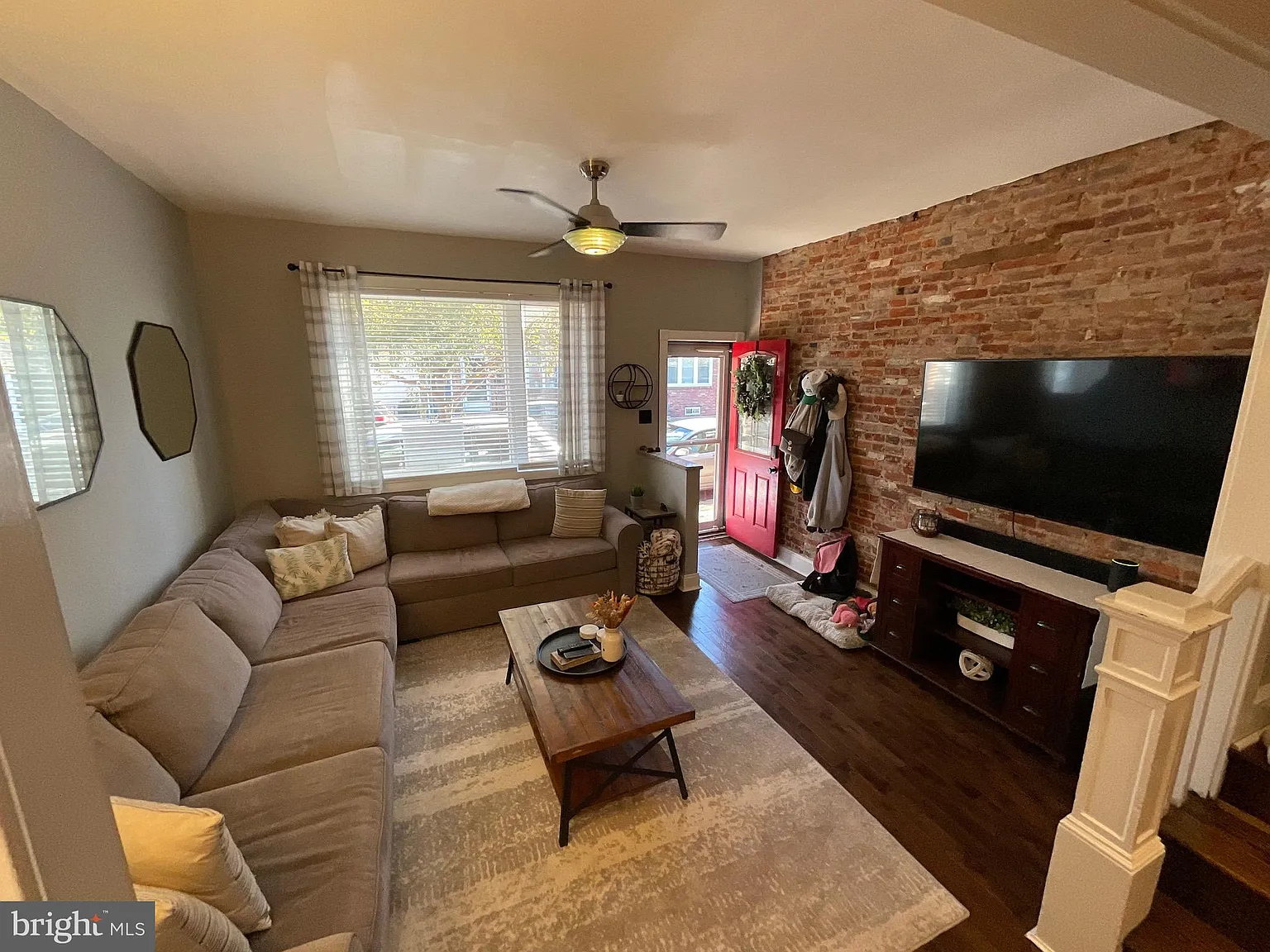 3 bed, 1.5 bath, 1040 sqft, $2,000 — Photo 2