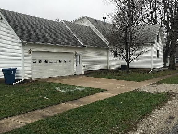 Reverse view of garage 
