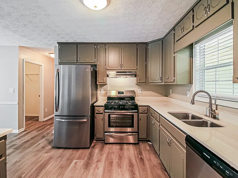 709 Miami Ct — Photo 8