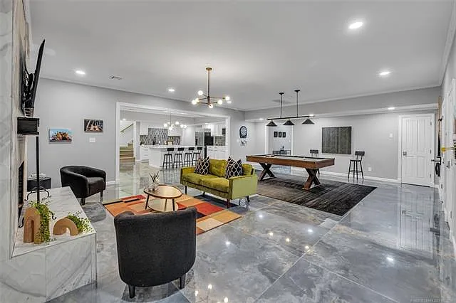 6 bed, 8134 sqft, $9,900 — Photo 4
