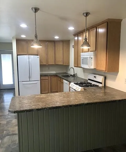 1706 Crescent Dr — Photo 1