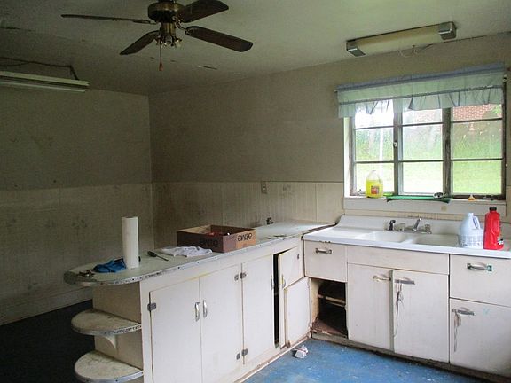 3rd image of 146 Paxton Ln