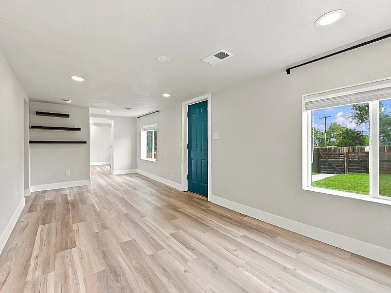 2201 W Warren Ave — Photo 4