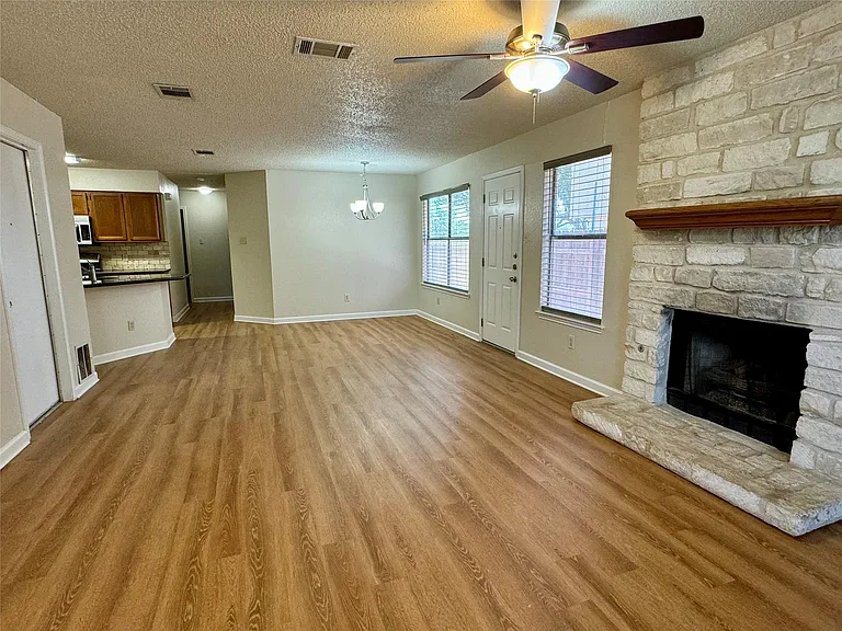 8628 Piney Creek Bnd — Photo 3