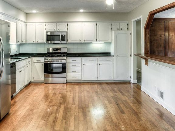 4th image of 922 S 216th St