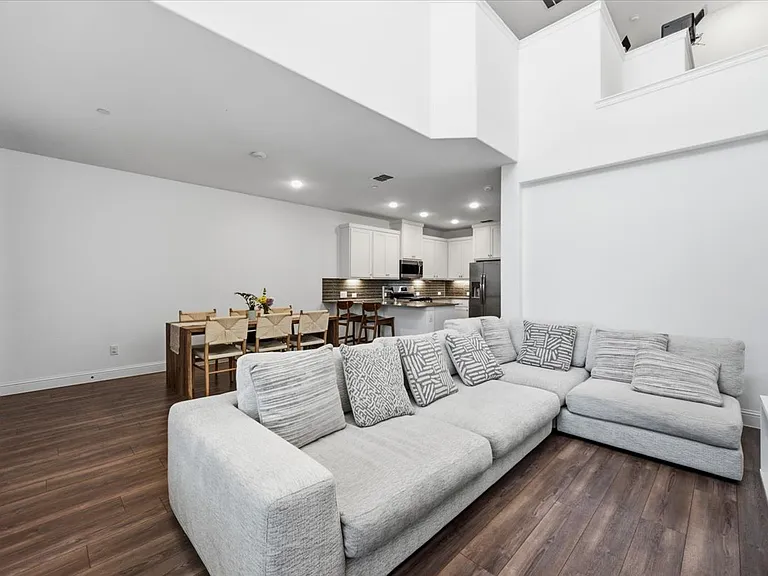 901 Utica Dr — Photo 2