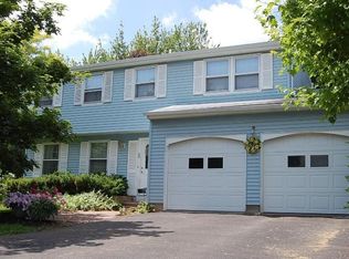 60 Coachlight Cir, Farmington, NY 14425