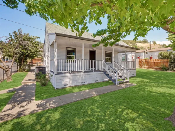 2082 NE Fairview Ave, Grants Pass, OR 97526