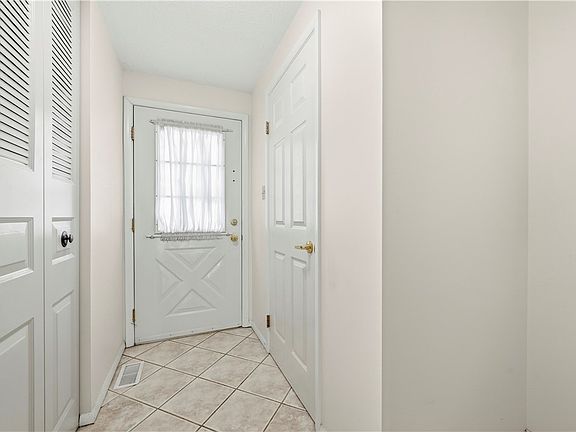 4th image of 220 Olde Orchard Dr