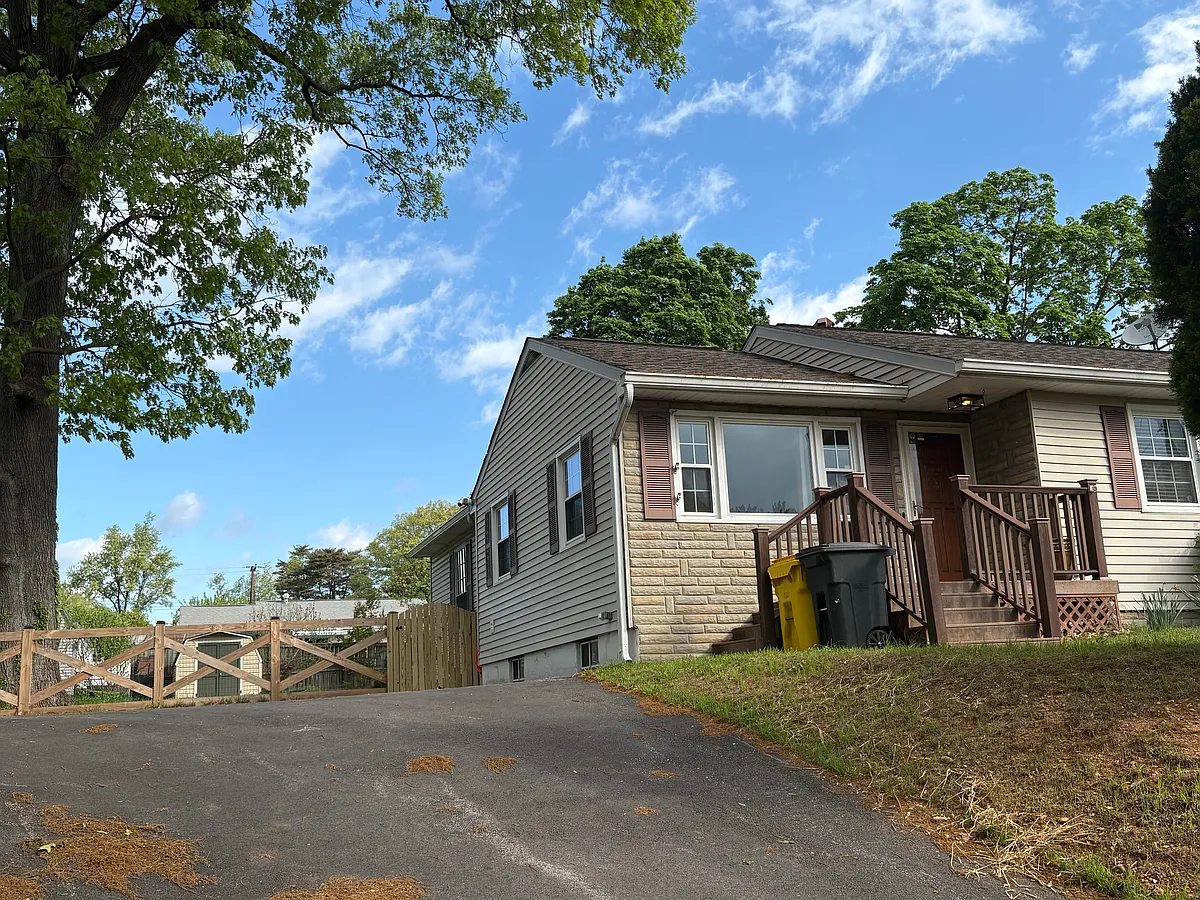 Large driveway allows plenty of parking - 418 Glenwood Ave
