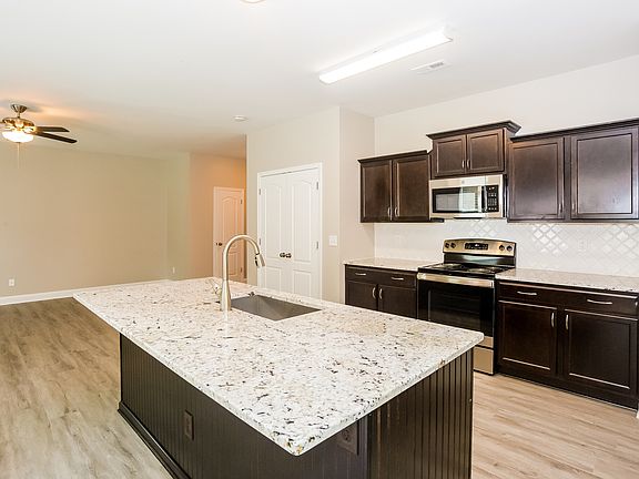 2nd image of 104 Autumn Bluff Cir