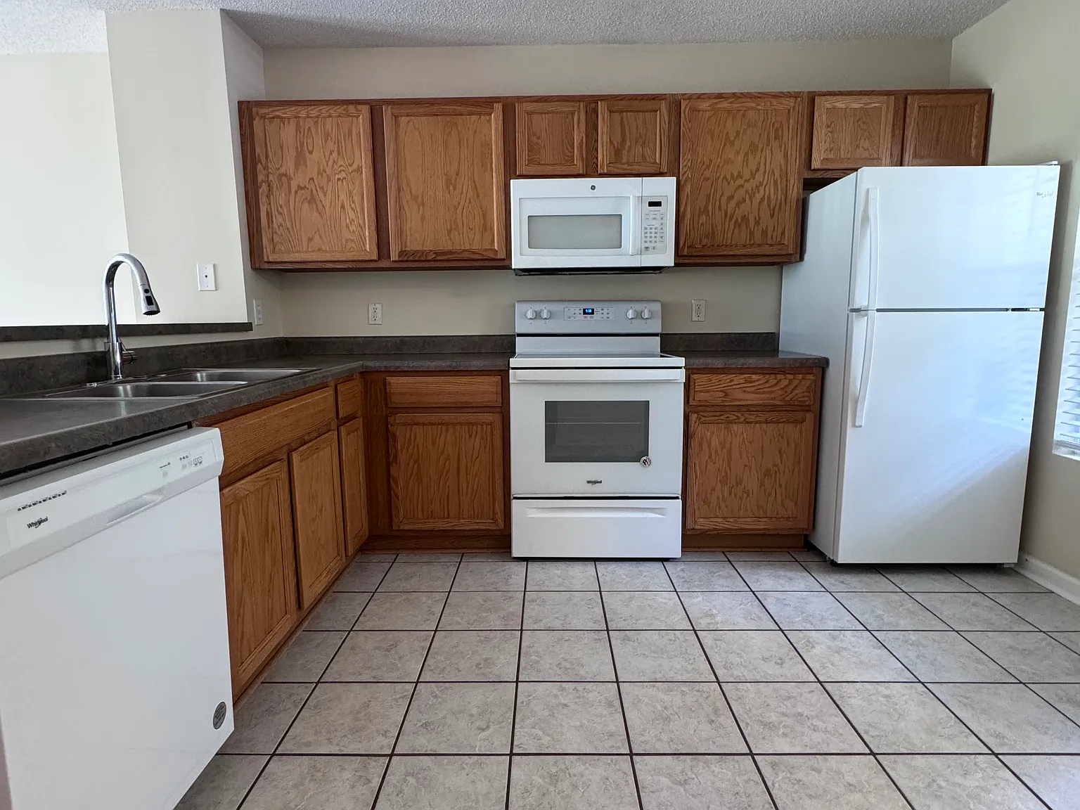 2 bed, 1.5 bath, 1050 sqft, $1,375 — Photo 2