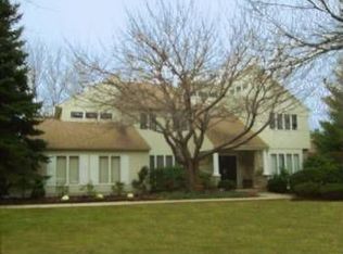 402 Valley Glen Dr, Bryn Mawr, PA 19010