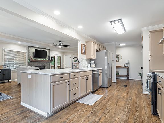 2nd image of 1066 Chateau Dr