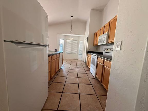 4th image of 975 E Scott Ave