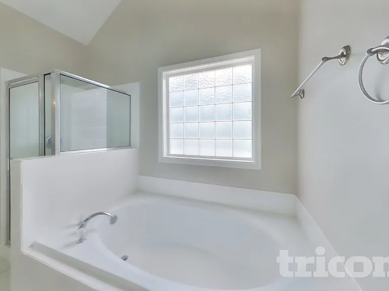 585 Chastleton Dr — Photo 10