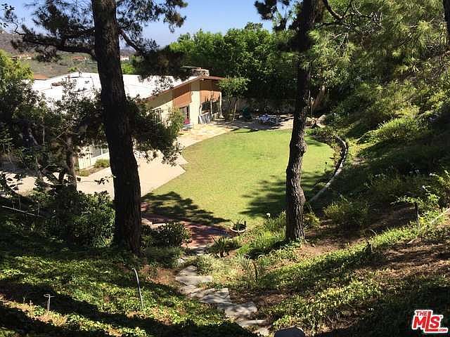 2nd image of 2453 Banyan Dr