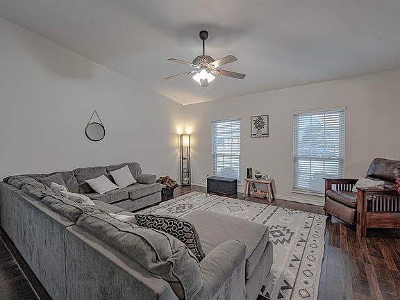 4th image of 2307 Pennington Dr