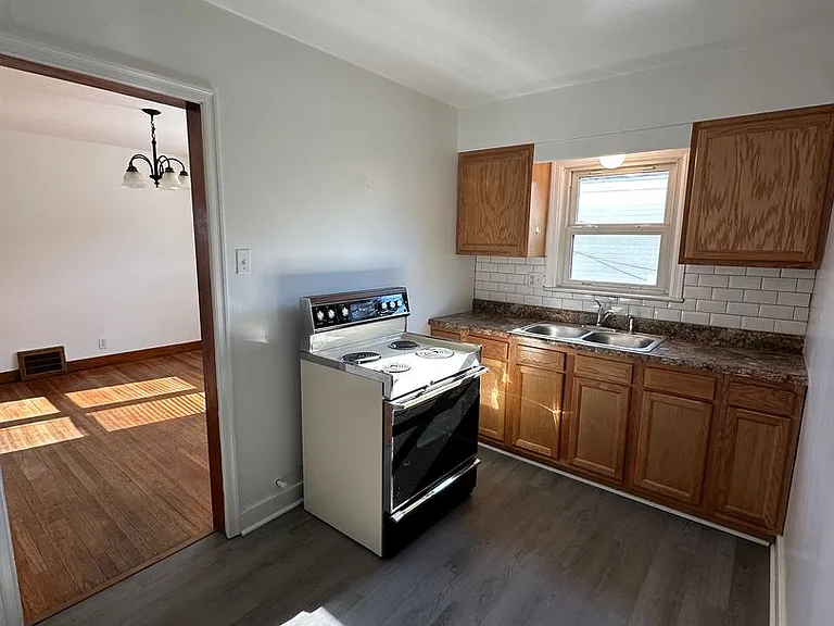 1652 Roosevelt Ave — Photo 7