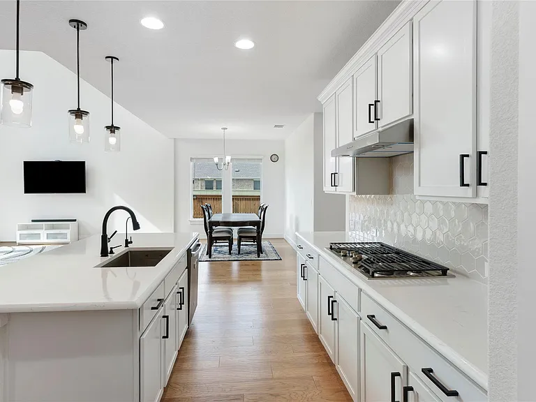 300 Hollister Dr — Photo 5