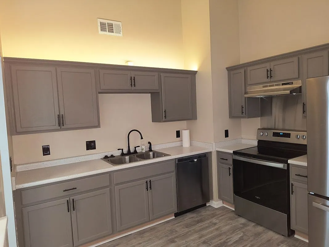 3 bed, 2.0 bath, 1400 sqft, $2,300 — Photo 2