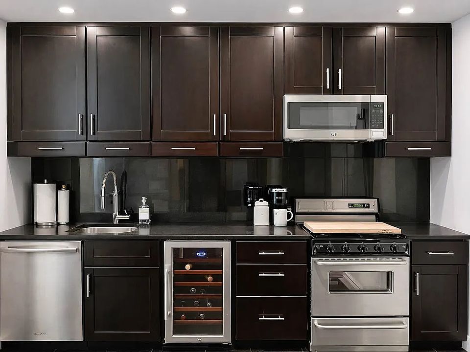 2nd image of 560 Hudson St APT 8